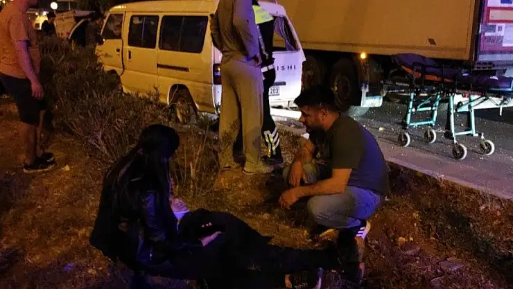 Tır ile panelvan aracın karıştığı kazada 5 kişi yaralandı