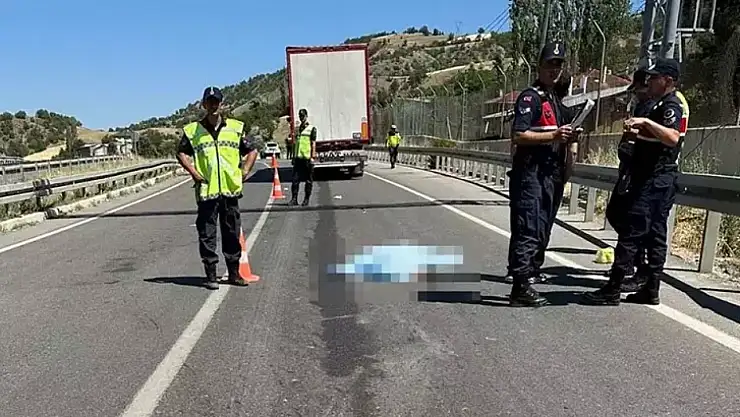 Tır yayalara çarptı: 1 ölü, 1 yaralı