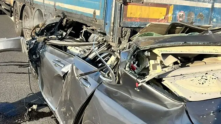 Tıra arkadan çarpan Volvo hurdaya döndü: 1 ölü