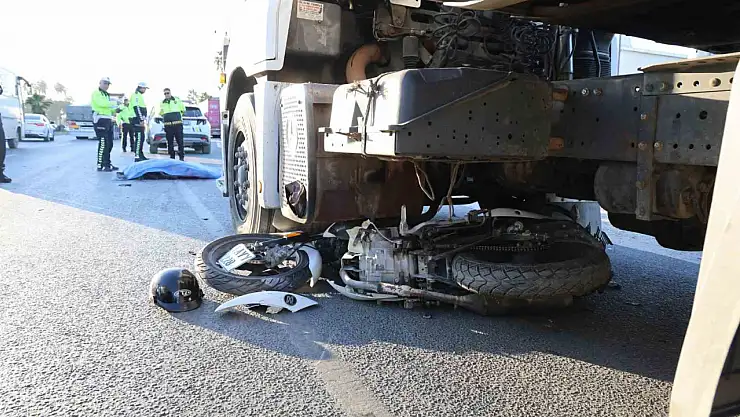 Tırın altında kalan motosiklet sürücüsü hayatını kaybetti