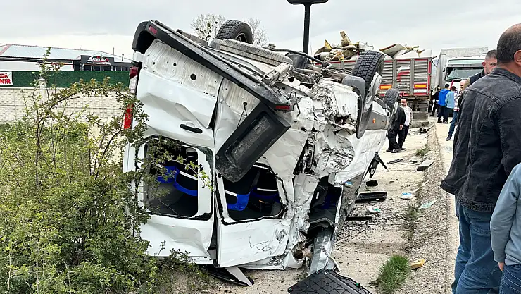 Tırla çarpışan minibüs takla attı: 10 yaralı