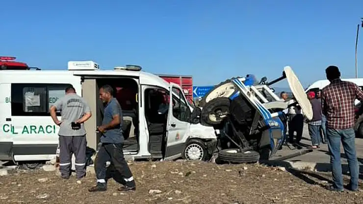 Trafik Kazasına Giden Cenaze Aracı Traktörle Çarpıştı! 2 Ölü, 4 Yaralı