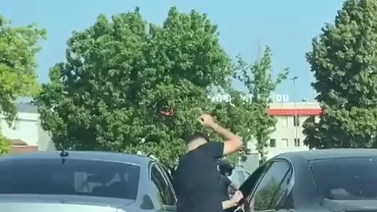 Trafikte Dehşet Anları! Önünü Kestiği Otomobil Sürücüsüne Bıçakla Saldırdı