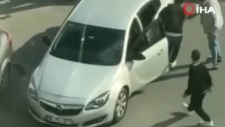 Trafikte gergin anlar! Tekmeler tokatlar havada uçtu