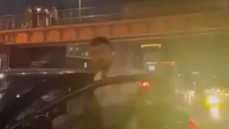 Trafikte korku dolu anlar: Tekme ve yumruk atarak küfür etti