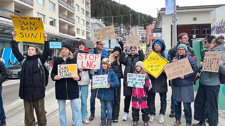 Trump Davos'ta Protesto Edildi