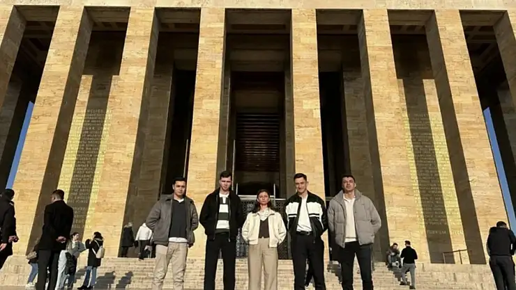 TSK'dan İhraç Edilen Teğmenler Anıtkabir'i Ziyaret Etti