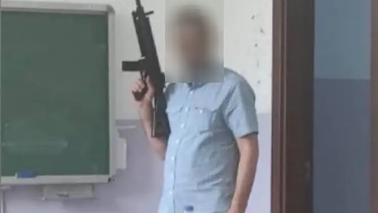 Tüfekle sınıfta poz veren müdür yardımcısına inceleme başlatıldı