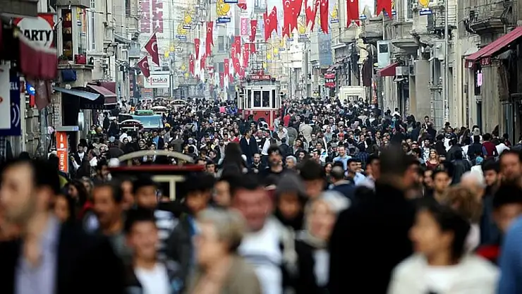 TÜİK'ten Endişelendiren Rapor! Türkiye'nin Nüfusu 77 Milyonun Altına Düşecek