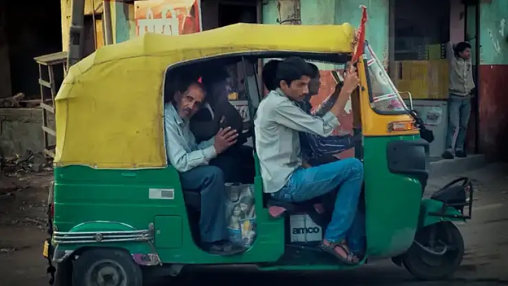 Tuk-Tuk Kazasında 5 Kişi YanaraK Öldü