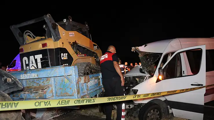 Turistleri Taşıyan Minibüsle Traktör Çarpıştı! 2'si Ağır 10 Yaralı