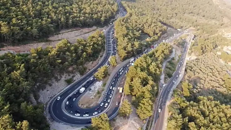 Turizm Beldesinde 15 Kilometrelik Araç Kuyruğu Oluştu