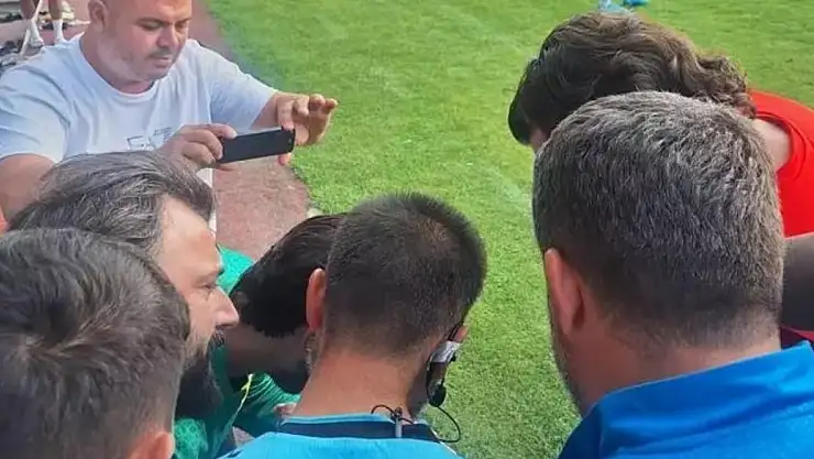 Türk Futbolunda Bu da Oldu! Hakem Cep Telefonuyla Tribünlerden Çekilen Görüntüyü İnceleyerek Penaltı Verdi