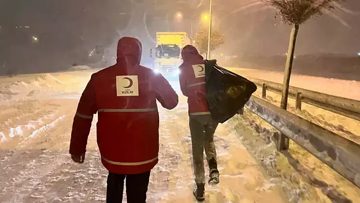 Türk Kızılay yolda kalanlara ikramda bulunuyor