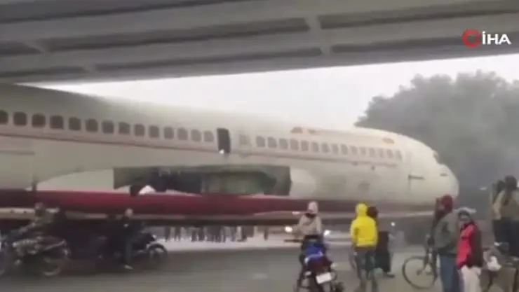 Uçak köprünün altından geçemedi