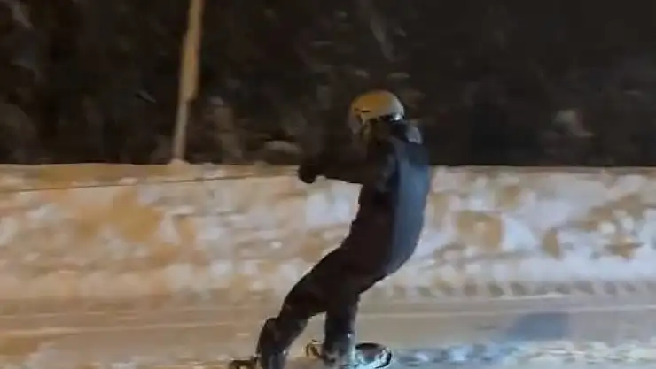 Uludağ'dan Şehre Kadar Snowboard Yaptı