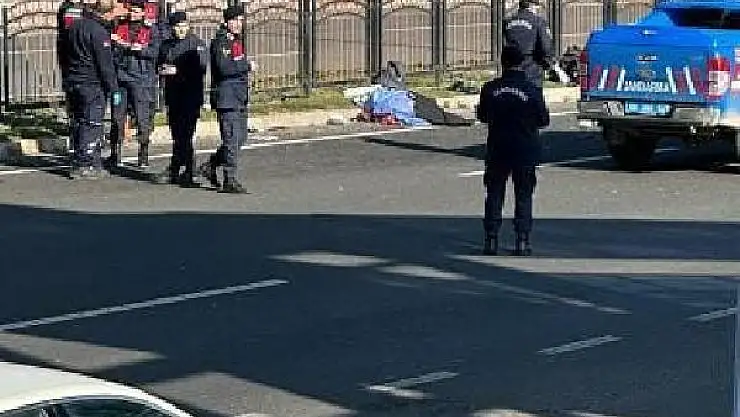 Üst geçiti kullanmayan aileye araba çarptı 3 ölü 1 yaralı