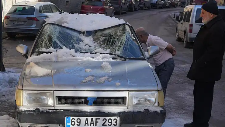 Üzerine kar kütlesinin düştü, hurdaya döndü