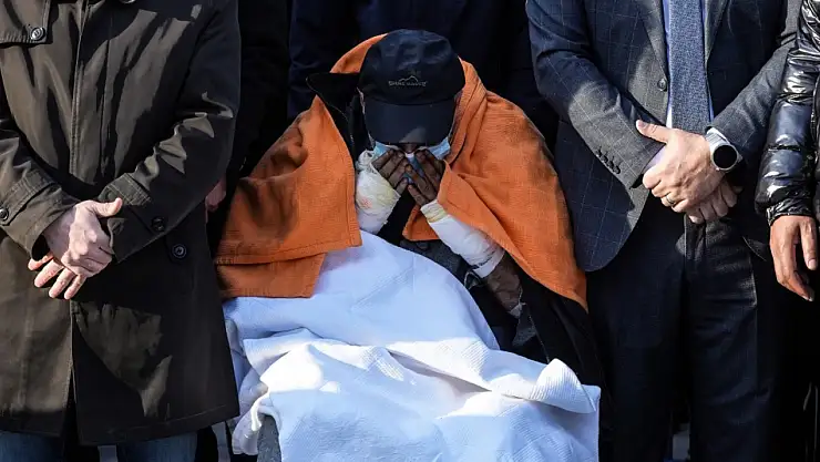 Vücudundaki kırıklara aldırmadı, özel izinle eşi ve 2 çocuğunu son yolculuklarına uğurladı