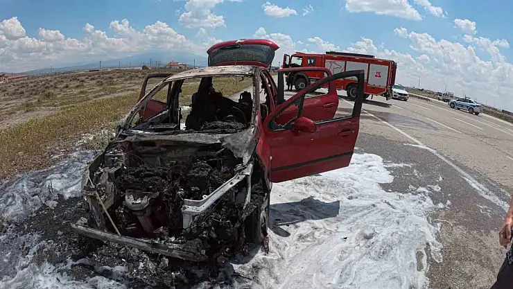 Yanan otomobil hurdaya döndü