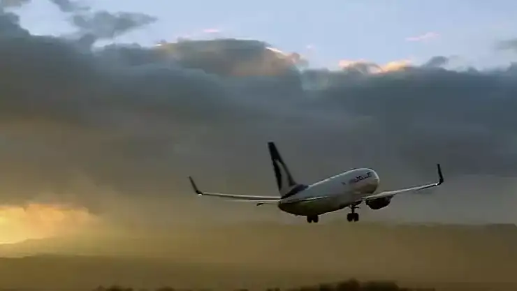 Yıldırım isabet eden yolcu uçağı zorunlu iniş yaptı