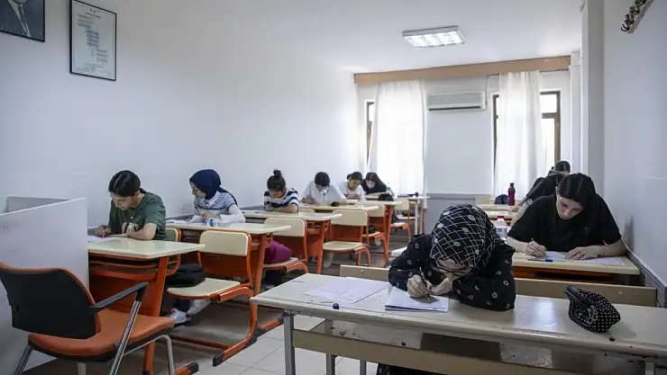 YKS'nin İlk Oturumu TYT Bugün 10.15'te