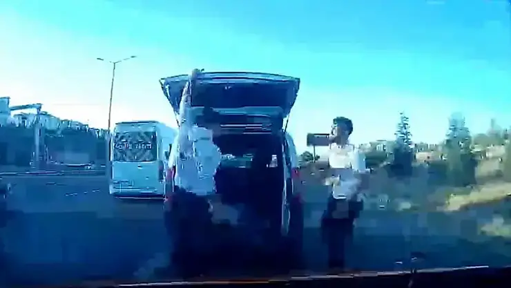 'Yol verme' tartışmasında taksiciyi takip edip, sopayla darbettiler