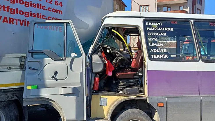 Yolcu dolu minibüs park halindeki tıra çarptı