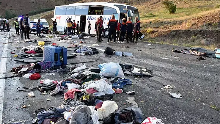 Yolcu Otobüsü Devrildi 4 Ölü, 33 Yaralı