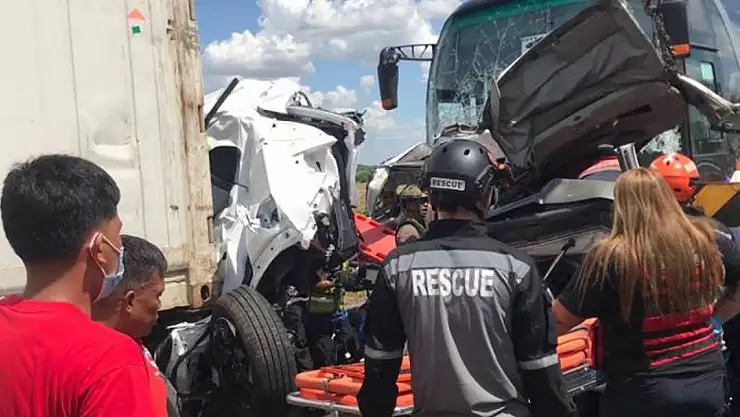 Yolcu otobüsü gişelerde bekleyen araçlara çarptı: 10 ölü