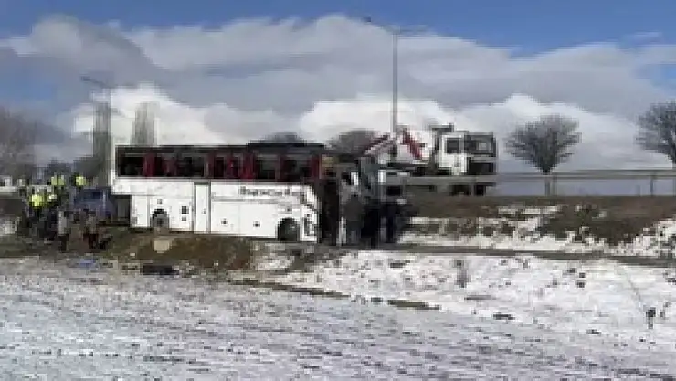 Yolcu otobüsü şarampole devrildi! Ölü ve yaralılar var