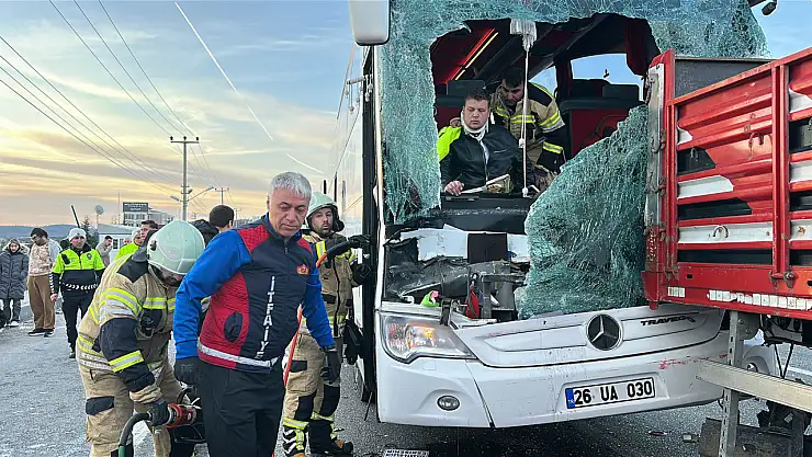 Yolcu otobüsü TIR'a çarptı! Çok sayıda yaralı var