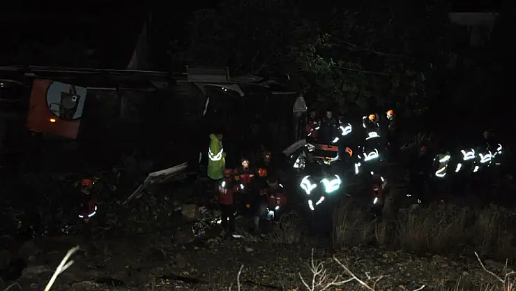 Yolcu otobüsü uçurumdan yuvarlandı! Onlarca Yaralı Var