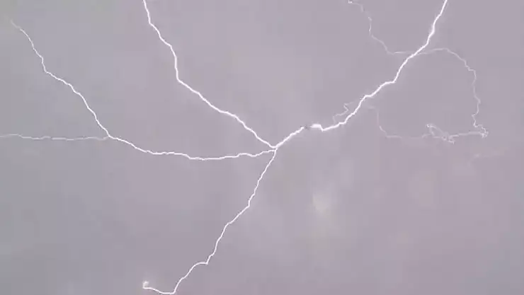 Yolcu uçağına yıldırım isabet etti