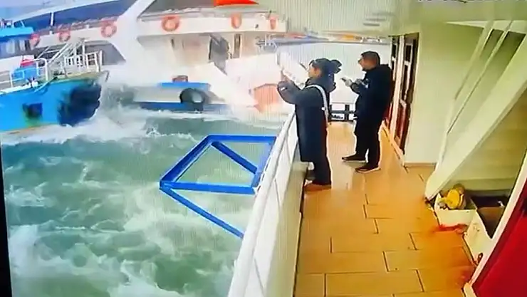 Yolcu Vapuru Balıkçı Teknesine Çarptı