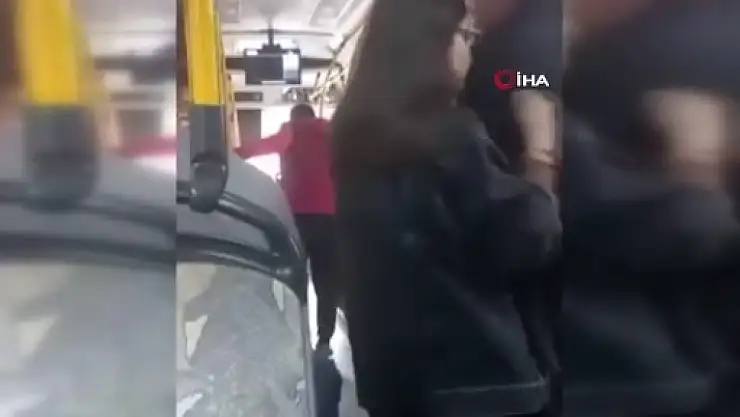 Yolcularla tartışan şoför aracı park edip sigara içti!