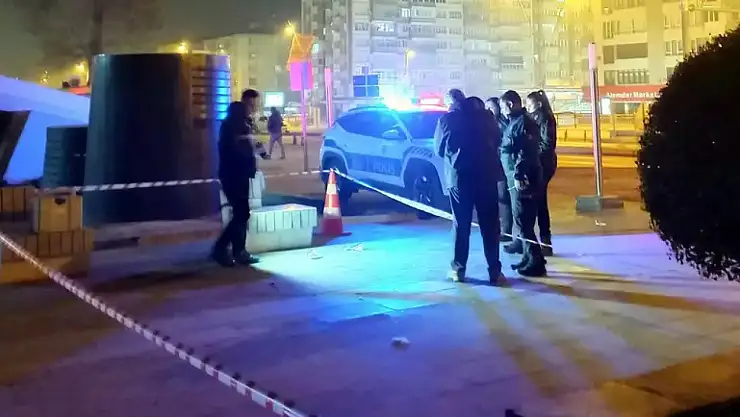 Yolda gördüğü eski sevgilisini ve ailesinden 2 kişiyi bıçakladı!