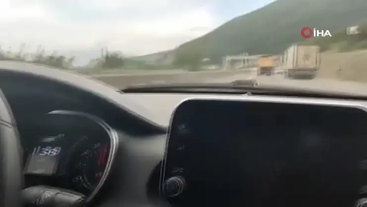 Yüksek hızla giden kamyona otomobil yetişemedi!