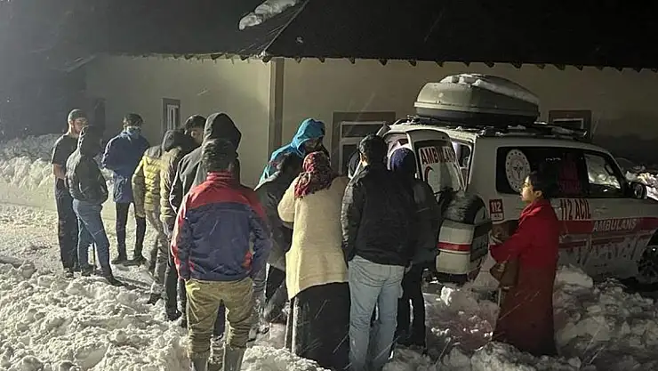 Yüksekova'da Yoğun Kara Rağmen Hasta Kadın Kurtarıldı