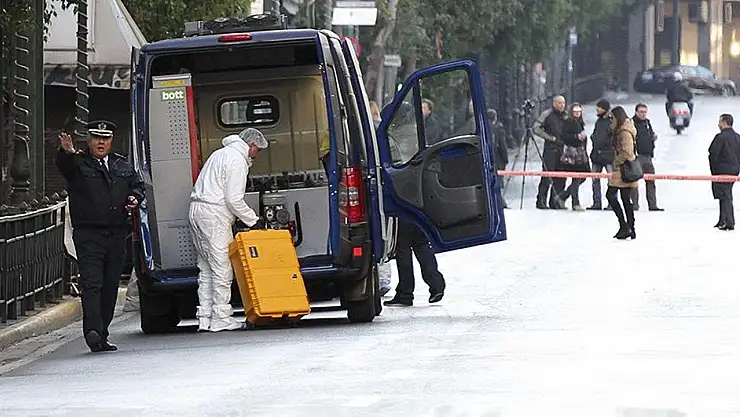 Yunanistan'da bakanlık binası önünde  patladı