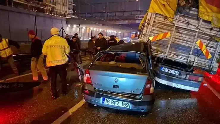 Zincirleme Kaza 1 Can Aldı, 4 Kişi Yaralandı