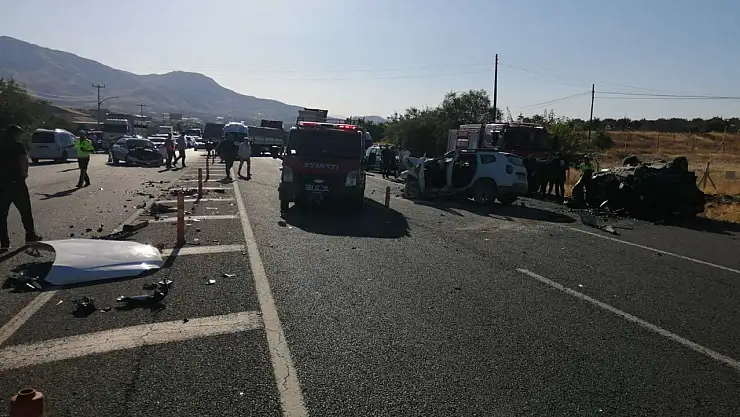 Zincirleme Kaza: 2 Ölü, 4 Yaralı