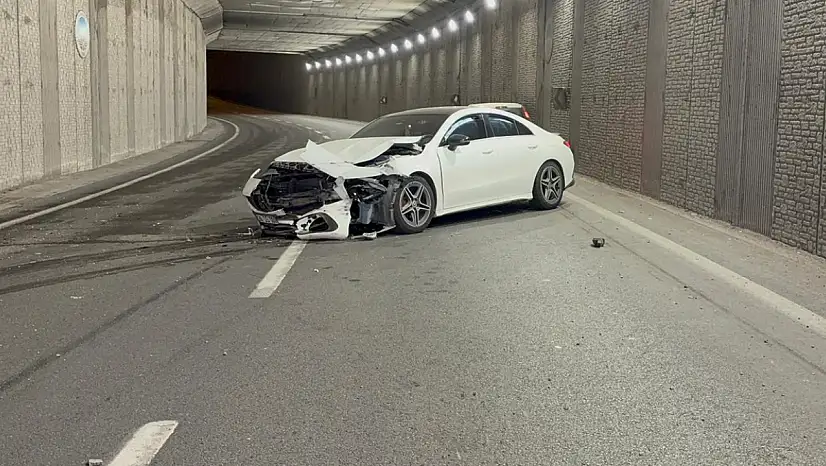 Alkollü sürücünün karıştığı kazada lüks otomobil pert oldu