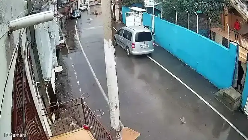 Aracıyla husumetlisini ezmeye çalıştı