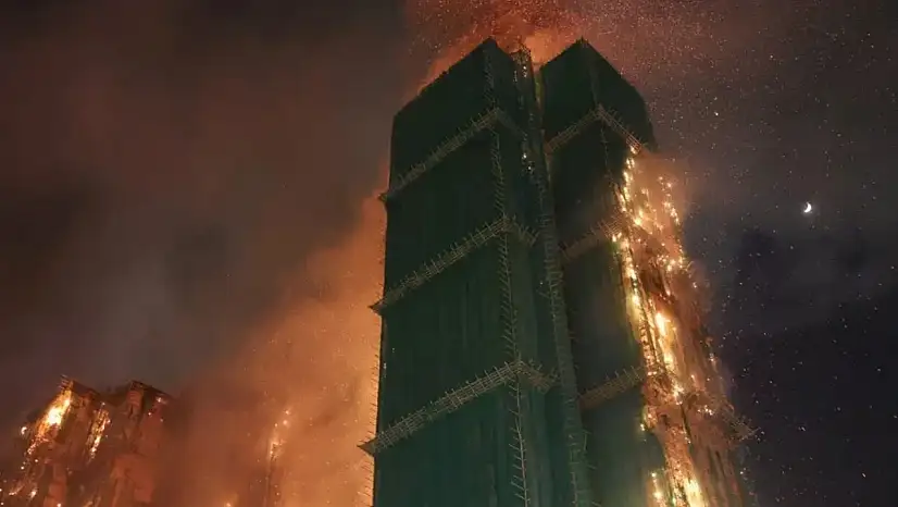 Hong Kong'da Gökdelen Yangını Çok Sayıda Kişi Hayatını Kaybetti