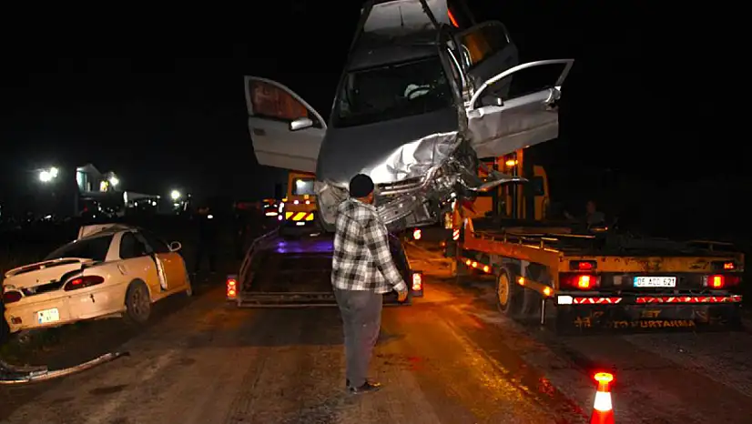 İki otomobil kafa kafaya çarpıştı: 8 yaralı