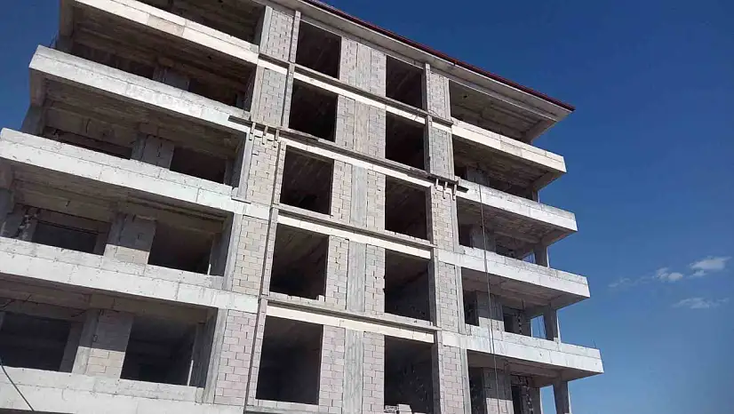 İnşaattan düşen usta hayatını kaybetti