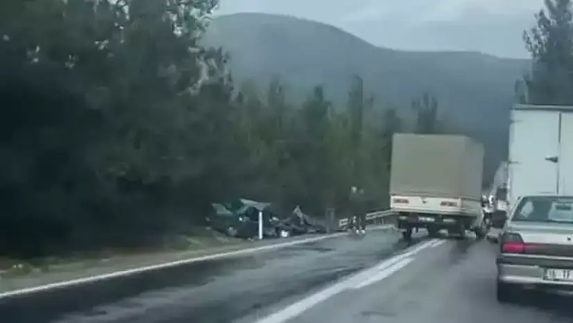 Kamyonetle otomobil çarpıştı: 2 ölü, 1'i ağır 2 yaralı