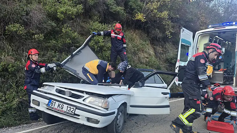 Kaya parçası otomobilin üzerine düştü: 5 yaralı