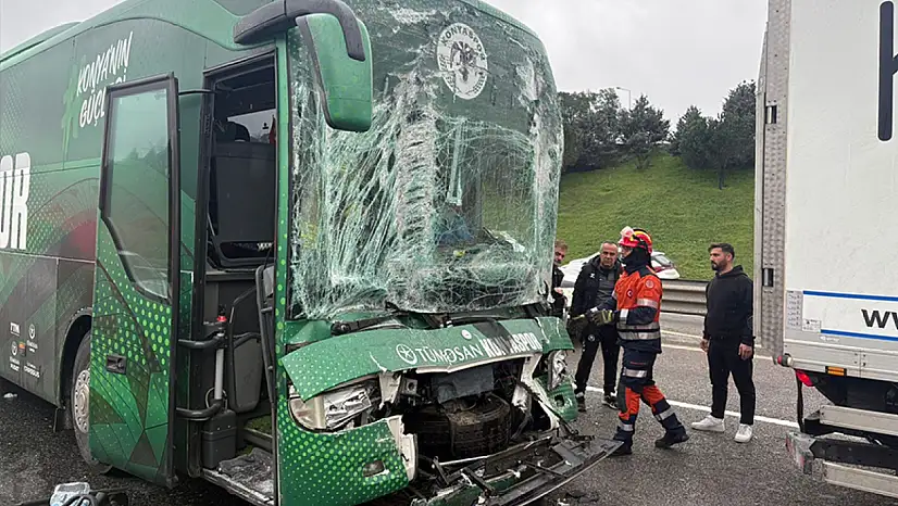 Konyaspor U-19 futbol takımını taşıyan otobüs kaza yaptı: 3 yaralı